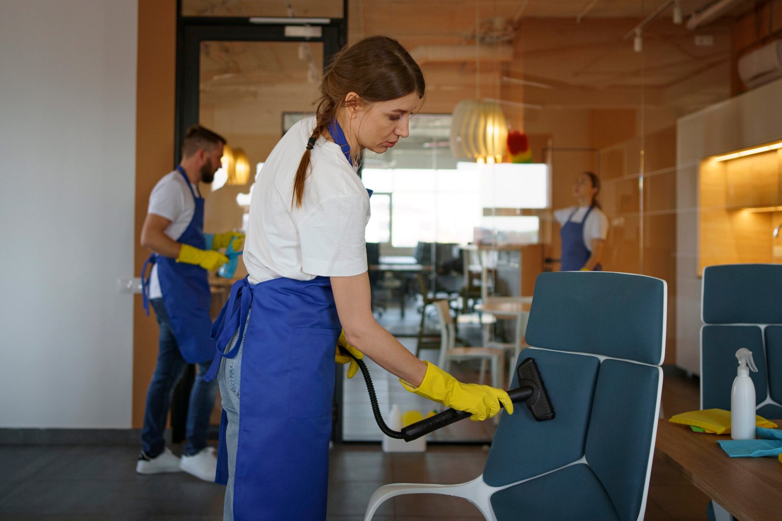 servicio-de-limpieza-profesional-personas-trabajando-juntas-en-una-oficina